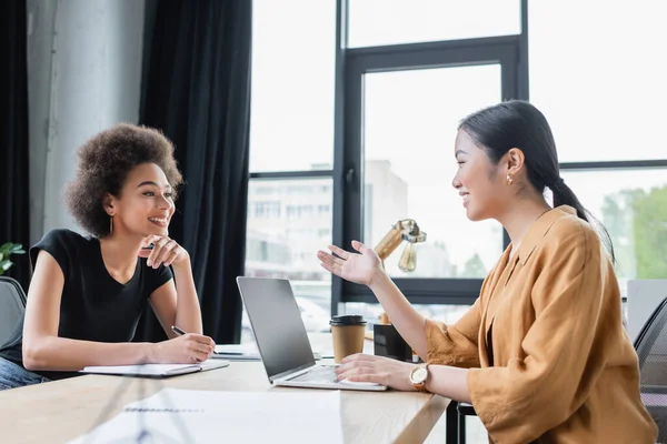 Asiático Mujer Negocios Hablando Sonriente Africano Americano Colega Cerca Portátil — Foto de Stock