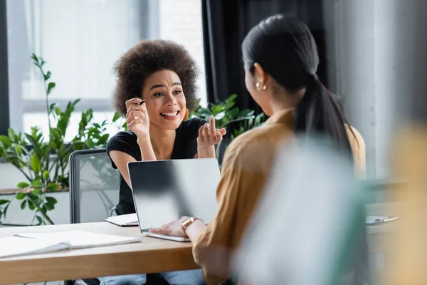 Opgewonden Afrikaans Amerikaanse Zakenvrouw Praten Naar Wazig Collega Buurt Laptop — Stockfoto