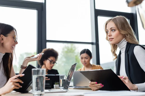 Lachende Manager Praten Met Collega Buurt Interraciale Zakenvrouwen Werken Wazig — Stockfoto