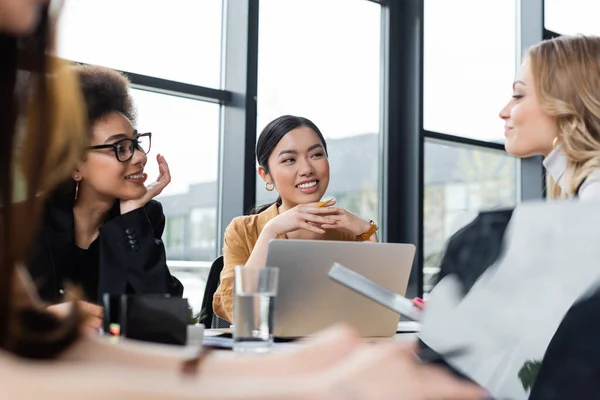 Empresarias Multiculturales Hablando Cerca Ordenadores Portátiles Primer Plano Borrosa — Foto de Stock