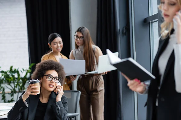 Afrikaans Amerikaanse Zakenvrouw Met Afhaaldrankje Praten Smartphone Buurt Van Multiculturele — Stockfoto