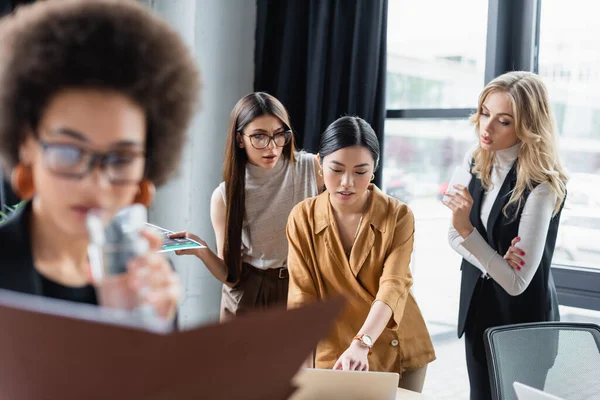 Asiático Gerente Apuntando Latop Cerca Colegas Africano Americano Mujer Negocios —  Fotos de Stock