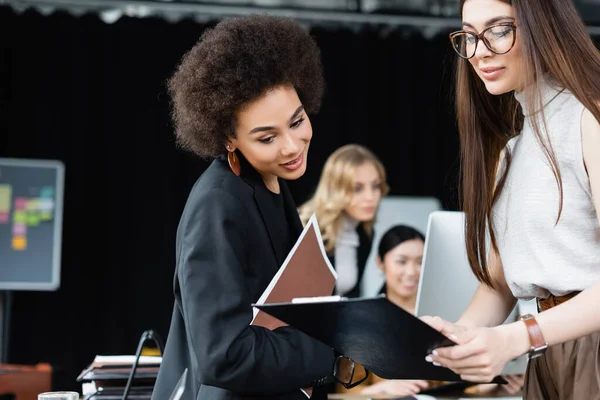 Zakenvrouw Bril Tonen Documenten Aan Afrikaanse Amerikaanse Collega — Stockfoto