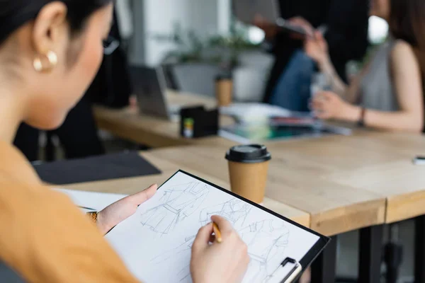 Ausgeschnittene Ansicht Der Designer Zeichnung Auf Klemmbrett Der Nähe Verschwommener — Stockfoto