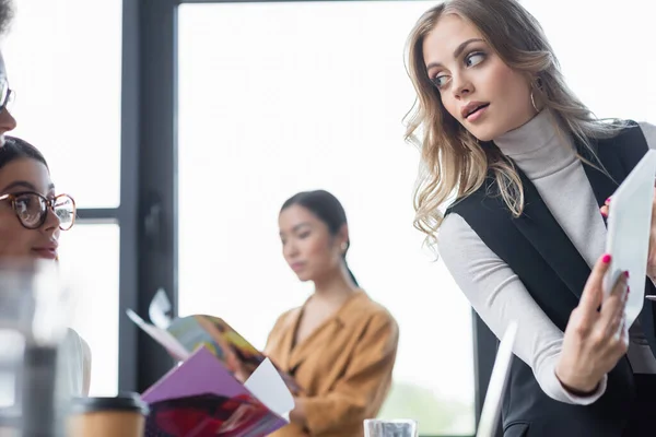 Blonde Businesswoman Showing Digital Tablet Colleague Eyeglasses — Stock Photo, Image