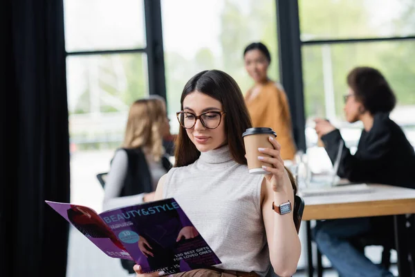 Brunett Affärskvinna Med Hämtmat Dryck Läsa Skönhet Och Stil Tidningen — Stockfoto