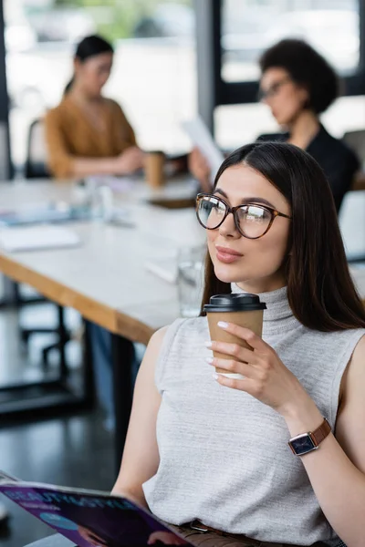 ブルネットビジネスマン女性と雑誌とコーヒーと一緒にコーヒーブレイク中に — ストック写真