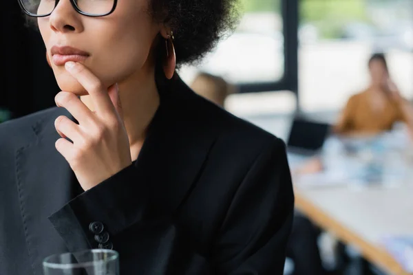 Vista Recortada Mujer Negocios Afroamericana Tocando Labio Mientras Piensa Oficina —  Fotos de Stock