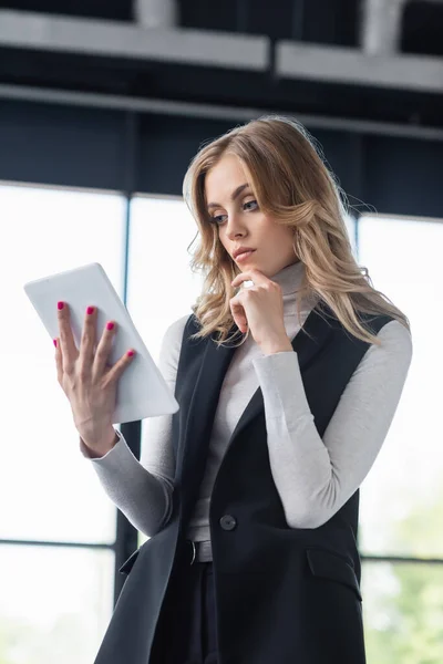 Pensativa Mujer Negocios Mirando Tableta Digital Oficina —  Fotos de Stock