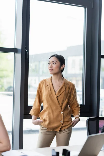 Young Asian Businesswoman Standing Hands Pockets Window Office — Stock Photo, Image