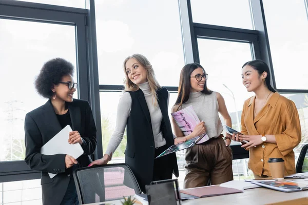 Glückliche Multiethnische Geschäftsleute Die Einander Beim Reden Büro Anlächeln — Stockfoto