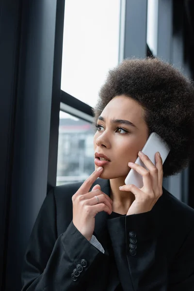 Nachdenkliche Afrikanisch Amerikanische Geschäftsfrau Berührt Kinn Beim Telefonieren — Stockfoto