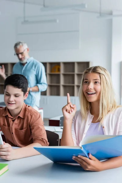 Escolar Sonriente Teniendo Idea Sosteniendo Libro Aula — Foto de Stock