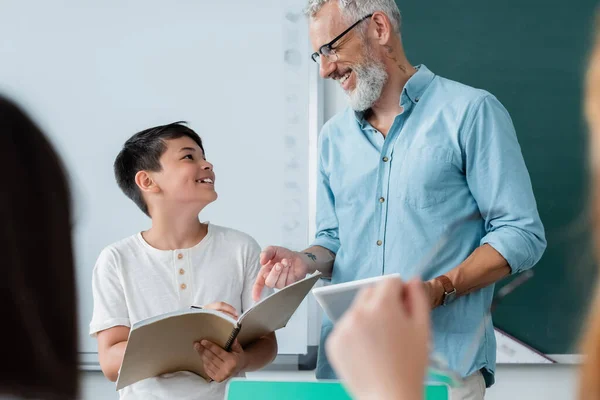 Professeur Souriant Avec Tablette Numérique Pointant Vers Ordinateur Portable Près — Photo