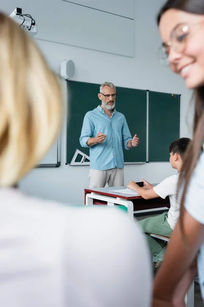Mature Teacher Talking Schoolkids Classroom — 스톡 사진