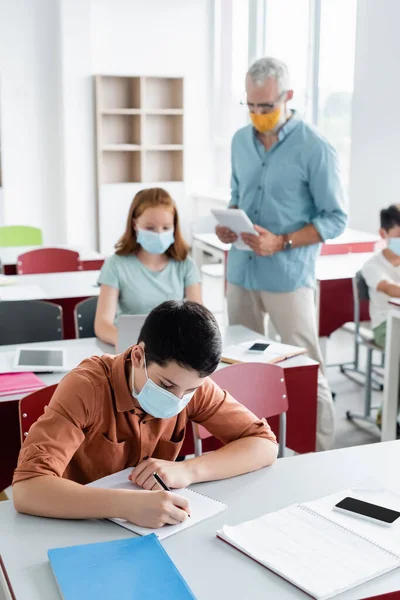 Studentessa Maschera Medica Che Scrive Sul Taccuino Classe — Foto Stock