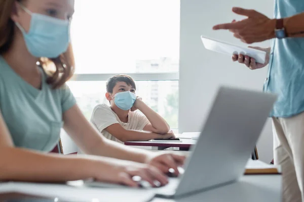 Ázsiai Iskolások Orvosi Maszkban Nézik Elmosódott Tanár Digitális Tabletta — Stock Fotó