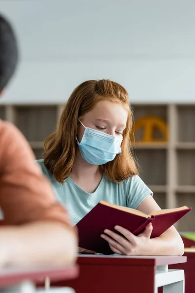 Schulmädchen Medizinischer Maske Liest Buch Klassenzimmer — Stockfoto