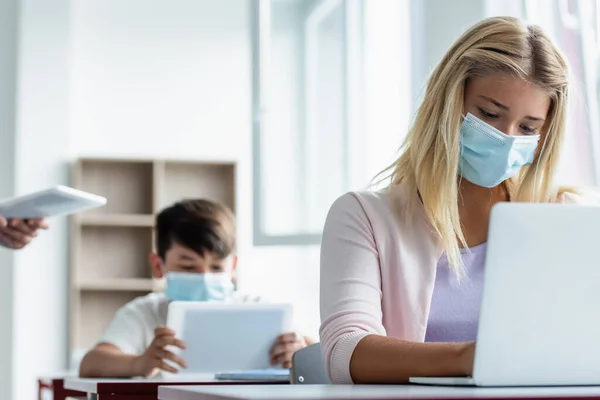 Schoolgirl Medical Mask Using Laptop Lesson — 스톡 사진