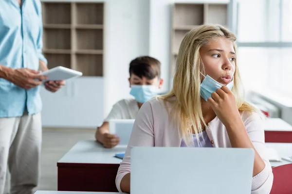 Studentessa Possesso Maschera Medica Respirazione Vicino Computer Portatile Offuscata Classe — Foto Stock