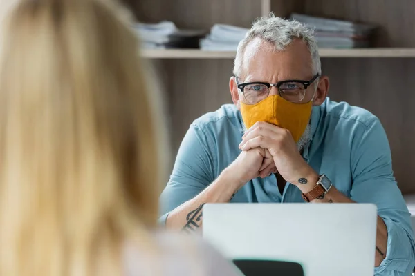 Middle Aged Teacher Protective Mask Looking Blurred Pupil Laptop Classroom — Stock Photo, Image
