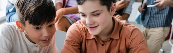 Escolares Multiétnicos Sonrientes Mirando Hacia Otro Lado Aula Pancarta — Foto de Stock