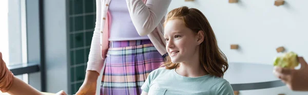 Rothaariges Mädchen Lächelt Neben Mitschülern Schulspeiseraum Transparent — Stockfoto