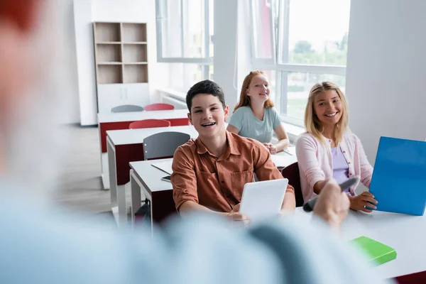 Alunos Felizes Olhando Para Professor Primeiro Plano Borrado Durante Aula — Fotografia de Stock