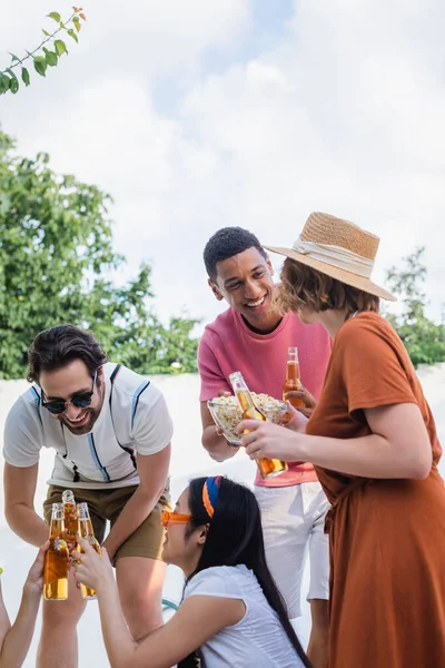 친구들 근처에서 팝콘을 맥주를 두드리며 흥분한 아프리카 미국인 — 스톡 사진