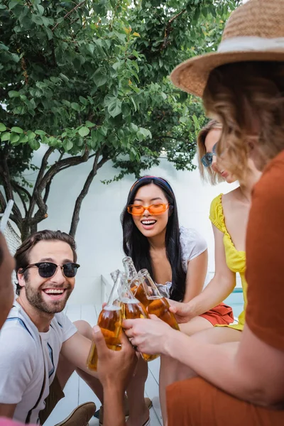 Excited Multiethnic Friends Clinking Bottles Beer Green Tree Patio — Stock Photo, Image