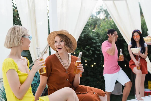 Mulheres Excitadas Conversando Pátio Durante Festa Cerveja Com Amigos Multiculturais — Fotografia de Stock