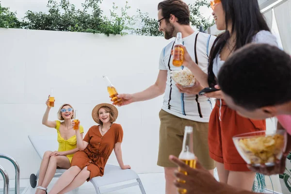 Amigos Multiculturais Alegres Brindar Com Garrafas Cerveja Durante Festa Verão — Fotografia de Stock