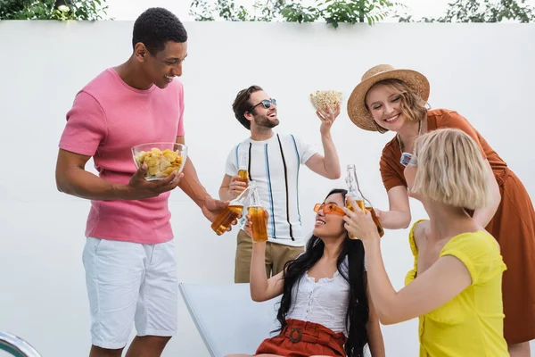 Багатоетнічні Друзі Посміхаються Під Час Літньої Вечірки Пивом Закусками — стокове фото