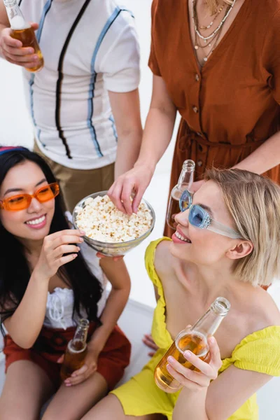 Fröhliche Multikulturelle Freunde Die Beim Sommerfest Bier Trinken Und Popcorn — Stockfoto