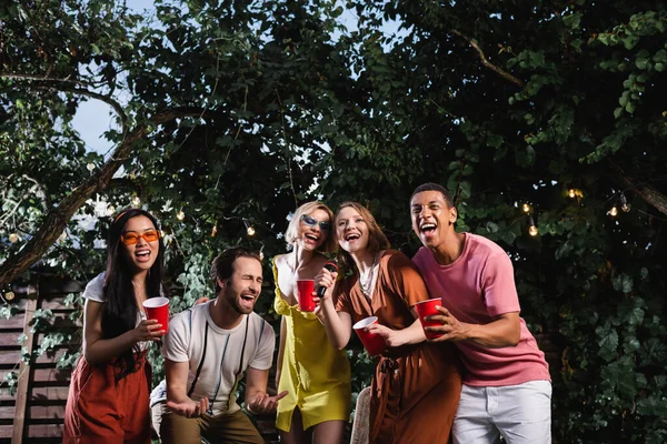 Мультикультурные Друзья Напитками Поют Караоке Открытом Воздухе Время Вечеринки — стоковое фото