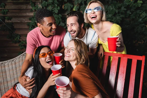 Excited Multiethnic Women Sunglasses Holding Plastic Cups Friends Outdoors — Stock Photo, Image