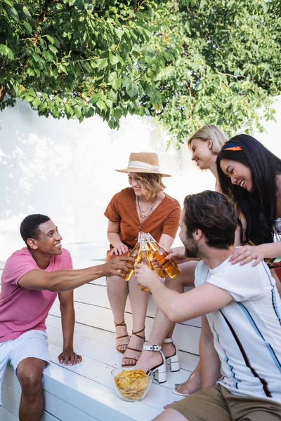 Personas Multiétnicas Con Cerveza Pasando Tiempo Patio Durante Fiesta Verano — Foto de Stock