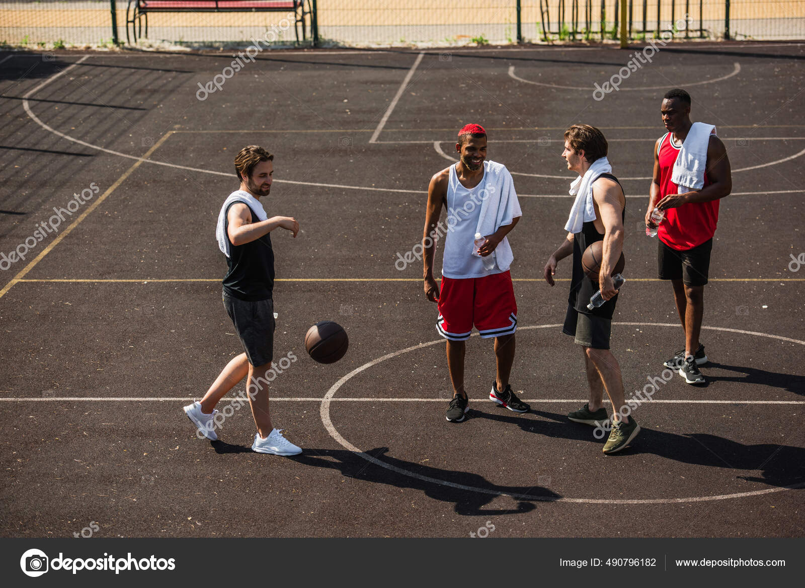 Grupo De Caucasianos Joga Um Jogo Amigável De Basquete Bronx NY