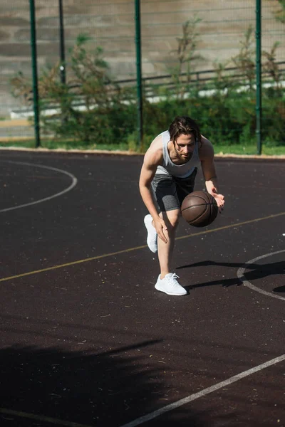 Jovem Desportista Jogar Basquete Parque Infantil Livre — Fotografia de Stock