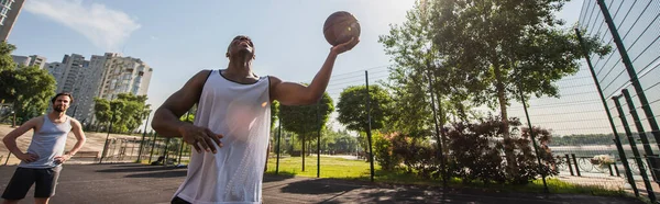 Veselý Muž Drží Basketbal Blízkosti Přítele Venkovním Hřišti Prapor — Stock fotografie