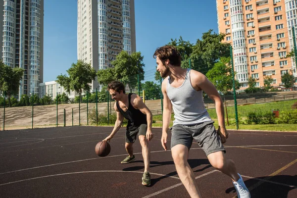 Vista Lateral Homem Correndo Perto Amigo Com Bola Basquete Playground — Fotografia de Stock