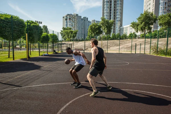 Oldalnézet Afro Amerikai Férfi Kosárlabda Fut Barátja Közelében Játszótér — Stock Fotó