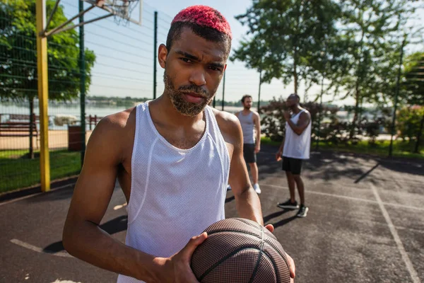 African American Basketball Player Holding Ball Blurred Men Playground — Stock Photo, Image
