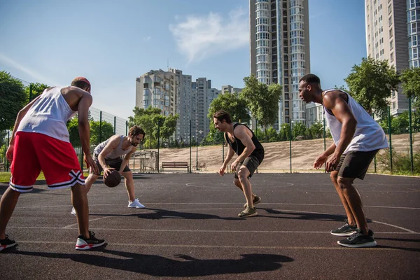 Deportistas Multiétnicos Jugando Baloncesto Patio Aire Libre — Foto de Stock