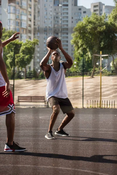 Africano Americano Hombre Jugando Baloncesto Cerca Amigo Playground Aire Libre — Foto de Stock