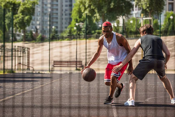 Αφροαμερικάνος Που Παίζει Streetball Κοντά Φίλο Και Θολό Φράχτη — Φωτογραφία Αρχείου