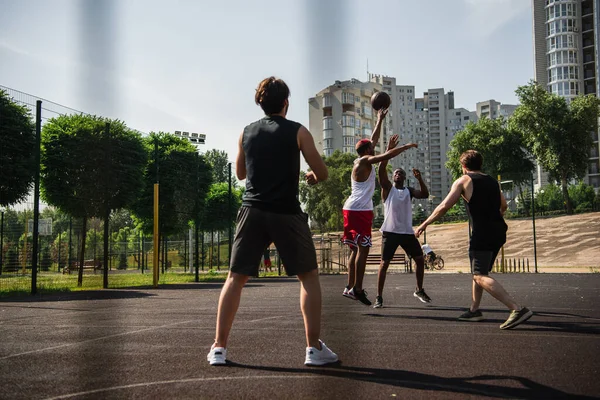 Young Multiethnic Sportsmen Jumping While Playing Basketball Playground — Stock Photo, Image