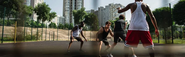 Sportsman Jouant Streetball Avec Des Personnes Multiethniques Sur Une Aire — Photo