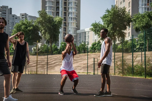 Africano Americano Desportista Formação Com Bola Basquete Perto Amigos Playground — Fotografia de Stock