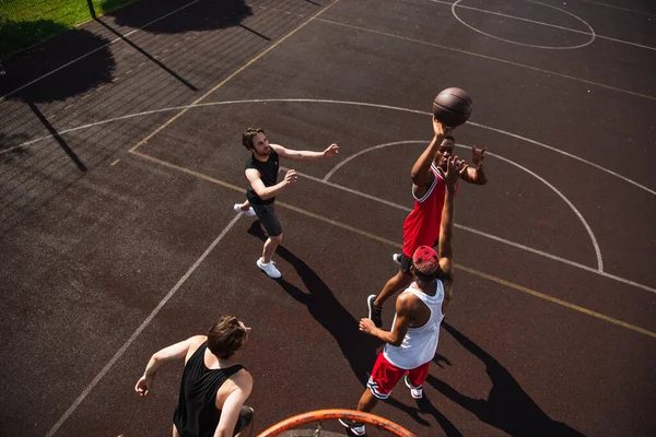 Bovenaanzicht Van Een Afrikaans Amerikaanse Man Die Basketbal Speelt Met — Stockfoto